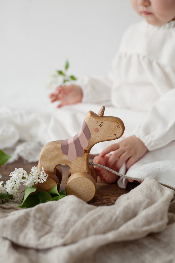 Cadeau fille de 2 ans, Licorne jouet à tirer en bois personnalisé