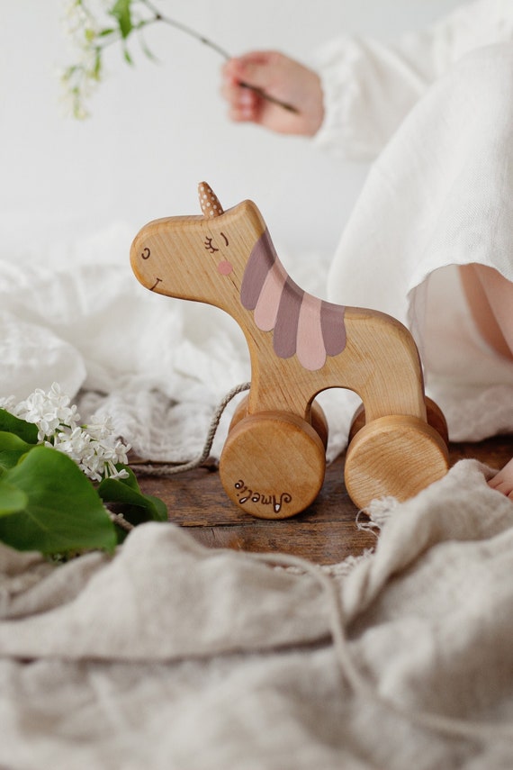Cadeau fille de 2 ans, Licorne jouet à tirer en bois personnalisé -   France