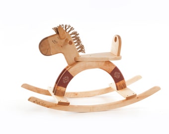 Giocattolo di legno, cavallo a dondolo, giocattolo per bambini personalizzato, giro inciso sul giocattolo