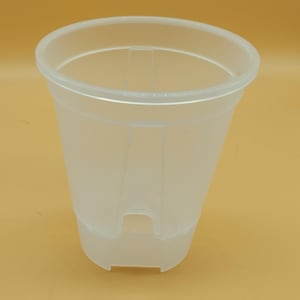 Puede incluir: Una taza de cerámica blanca con un asa negra y el texto "But First, Coffee" en negro, en negrita. La taza está sobre una superficie blanca.