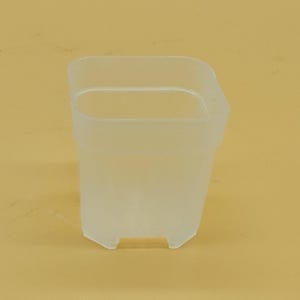 Op de afbeelding: Een set van drie keramische mokken met een gespikkelde, matte afwerking. De mokken zijn in crème, lichtgrijs en donkergrijs. Elke mok heeft een eenvoudig, minimalistisch ontwerp, perfect voor koffie of thee.
