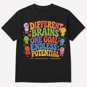 Könnte beinhalten: Ein schwarzes Kurzarm-T-Shirt mit einer bunten Grafik, die den Text DIFFERENT BRAINS ONE GOAL ENDLESS POTENTIAL sowie BCBA BEHAVIOR ANALYST CHANGE MAKER zeigt. Das Design enthält sechs kleine Zeichentrickfiguren in verschiedenen Farben.