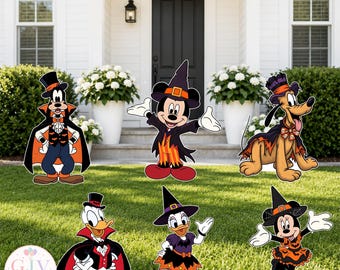 Puede incluir: Un conjunto de seis letreros de jardín de personajes de Disney con Mickey Mouse, Minnie Mouse, Donald Duck, Daisy Duck, Goofy y Pluto vestidos con disfraces de Halloween que incluyen capas, sombreros de bruja y patrones de calabaza.