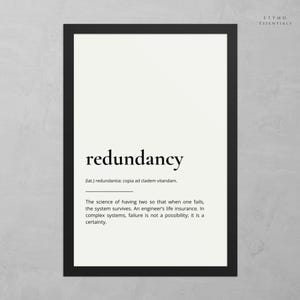 Może przedstawiać: Oprawiony wydruk z napisem "redundancy" pogrubioną czcionką, czarną, z definicją i wyjaśnieniem poniżej. Tekst na białym tle, w czarnej ramie. W prawym górnym rogu napis "ETYMO ESSENTIALS".