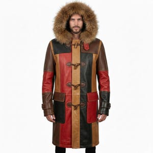 Puede incluir: Un abrigo largo de cuero patchwork con capucha forrada de piel. El abrigo presenta un diseño de bloques de color con paneles marrones, negros, rojos y beige. Tiene cierres de palanca y dos bolsillos delanteros. La capucha está adornada con piel marrón.