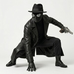 Op de afbeelding: Een zwart kostuum bestaande uit een lange leren trenchcoat, een coltrui, een broek en laarzen. De outfit bevat een zwarte fedora-hoed, een volledig gezichtsmasker met grote ronde zilverkleurige brillenglazen, handschoenen en een revolver.