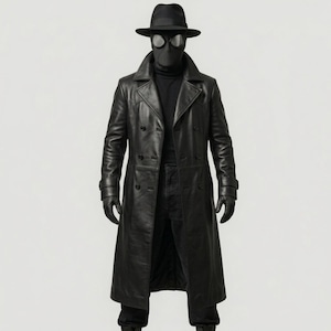Op de afbeelding: Een lange zwarte leren trenchcoat gedragen over een zwarte coltrui en zwarte broek. De outfit bevat een zwarte fedora-hoed, zwarte handschoenen en een zwart masker met grote, ronde, reflecterende zilverkleurige glazen voor de ogen.