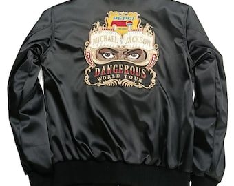 Jaqueta Bomber da Turnê Dangerous World de Michael Jackson – Cetim, Estilo Retrô Anos 90