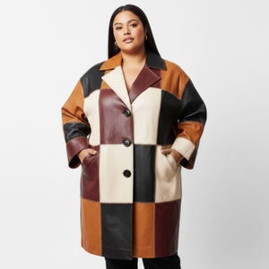 Puede incluir: Un abrigo de cuero patchwork en una variedad de colores que incluyen negro, marrón, beige, crema y burdeos. El abrigo tiene un cuello con muescas, dos bolsillos delanteros y un cierre de botones. El abrigo es hasta la rodilla.
