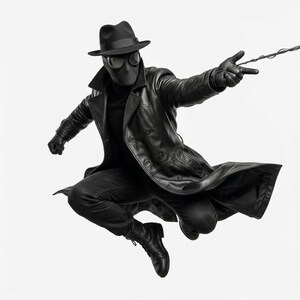 Op de afbeelding: Een in het zwart geklede figuur in een dynamische spronghouding, met een fedora, een veiligheidsbril, een lange leren trenchcoat, handschoenen en laarzen. De figuur strekt &eacute;&eacute;n arm naar voren en lijkt een webachtige draad af te schieten.