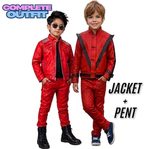 Puede incluir: Dos niños con conjuntos rojos a juego que consisten en chaquetas y pantalones rojos. Un niño lleva una chaqueta roja con detalles plateados y botas negras, mientras que el otro lleva una chaqueta roja con detalles negros en forma de V y zapatillas azules. Texto: COMPLETE OUTFIT y JACKET + PENT.