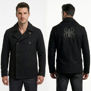 Pode incluir: Um casaco preto de abotoamento duplo com gola larga e seis bot&otilde;es na frente. A parte de tr&aacute;s do casaco apresenta um grande emblema de aranha cinzento-escuro centrado entre as omoplatas, exibindo um design limpo e estruturado.