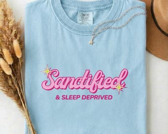Camiseta "Santificado y Privado de Sueño" / Letra rosa retro, camiseta con estética adorable