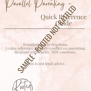 以下が含まれることがあります： 水彩画の背景を持つ「パラレルペアレンティング」というタイトルのクイックリファレンスガイド。ガイドには、境界線と明確な対応に関するテキストが含まれています。「Rooted Not Rattled」のロゴが下にあります。「Sample Rooted Not Rattled」の文字が画像全体にスタンプされています。