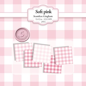 Puede incluir: Un gráfico digital con un patrón de cuadros vichy sin costuras en rosa suave y blanco. El texto dice Soft pink, Seamless Gingham, 12x12 in, 300 DPI, JPEG. Un icono de sello circular muestra el número 5 con el texto files included.