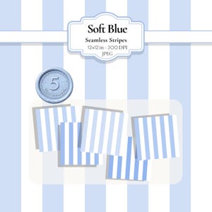 Puede incluir: Un diseño digital con un patrón de rayas azul claro y blanco. La imagen incluye una etiqueta que dice "Soft Blue Seamless Stripes 30,5x30,5 cm. 300 DPI JPEG" y un emblema circular con el número "5" y las palabras "Files Included".