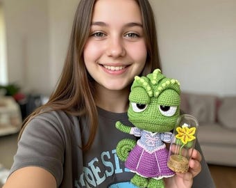 Patrón de Camaleón de Crochet: Muñeca Amigurumi de Alambre con Flor de Gota de Sol (Patrón PDF)