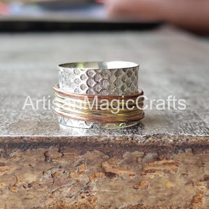 Peut inclure: Ensemble de trois tasses en céramique avec une finition mate et mouchetée. Les tasses sont de couleur crème, gris clair et gris foncé. Chaque tasse a un design simple et minimaliste avec une anse arrondie.