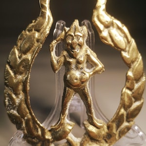 Może przedstawiać: Rustykalny drewniany szyld z napisem "Welcome to our home" w stylu ręcznym. Prostokątny szyld ma postarzaną powierzchnię i prosty, zachęcający design, odpowiedni do użytku wewnątrz i na zewnątrz.