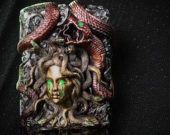 Encendedor Zippo a prueba de viento con diseño de cabeza de gorgona en 3D, arte de mitología oscura, recargable, regalo coleccionable