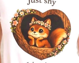 Koszulka z wiewiórką - uroczy, kawaii, zwierzęcy t-shirt - idealny prezent dla nieśmiałych dziewczynek - urocza koszulka z leśną wiewiórką - miękka, introwertyczna estetyka