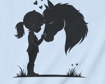 Koszulka jeździecka dla dziewcząt - idealny prezent dla młodych jeźdźców - słodka interakcja między młodą dziewczynką a jej koniem