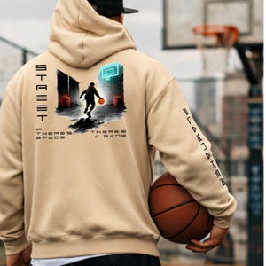 Puede incluir: Una taza de cerámica blanca con asa negra y el texto "But First, Coffee" en negrita negra. La taza se encuentra sobre un fondo borroso, sugiriendo un ambiente acogedor.