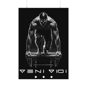 Peut inclure: Affiche en noir et blanc représentant un nageur en position de départ. Le nageur porte des lunettes et un bonnet, prêt sur un bloc de départ. Le texte "VENI VIDI" est visible en bas.