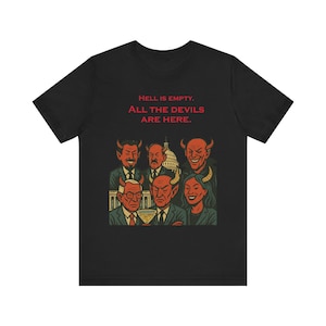 Puede incluir: Camiseta negra con una ilustración de dibujos animados de figuras con cuernos de diablo, con el Capitolio de los Estados Unidos de fondo. El texto rojo dice: "HELL IS EMPTY. ALL THE DEVILS ARE HERE." El diseño está impreso en la parte delantera.