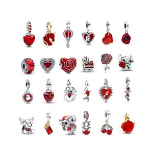 Op de afbeelding: Een verzameling zilveren bedels met rode accenten. Bedels omvatten harten, bloemen, dieren en andere decoratieve ontwerpen. De bedels zijn ontworpen om te worden gebruikt op armbanden of kettingen.