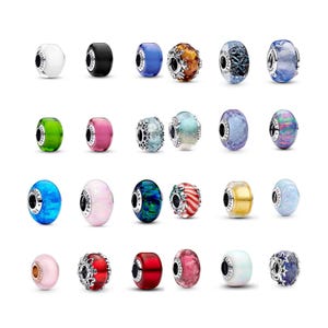 Puede incluir: Una colección de abalorios Pandora en varios colores y diseños. Las cuentas son redondas y presentan una variedad de texturas, incluyendo lisas, estampadas y brillantes. Los colores incluyen blanco, negro, azul, verde, rosa y rojo.