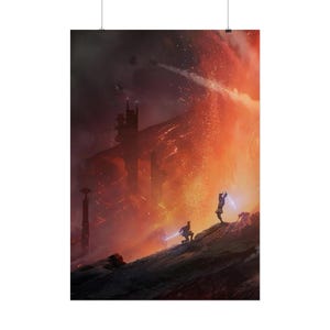 Könnte beinhalten: Ein vertikaler Wandkunstdruck, der zwei Figuren mit leuchtend blauen Lichtschwertern auf einer dunklen, felsigen Vulkanlandschaft zeigt. Im Hintergrund bricht eine massive Explosion aus orangefarbenem und rotem Feuer neben hohen, dunklen Silhouetten aus.