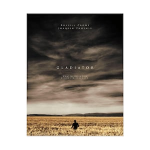 Könnte beinhalten: Ein Filmplakat für "Gladiator" mit Russell Crowe und Joaquin Phoenix. Es zeigt eine Silhouette in einem Weizenfeld unter einem dramatischen Himmel. Der Titel "Gladiator" ist prominent dargestellt, zusammen mit dem Slogan "Was wir im Leben tun, hallt in der Ewigkeit wider."