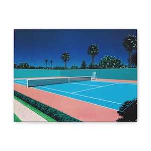 Peut inclure: Impression sur toile d'un court de tennis au crépuscule. Le court est bleu avec une bordure rouge-orange, un filet blanc et une chaise d'arbitre blanche. Des palmiers et des haies vertes se trouvent en arrière-plan sous un ciel bleu foncé.