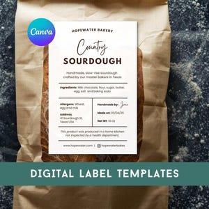 Puede incluir: Una taza de cerámica blanca con un asa negra y el texto "But First, Coffee" en negrita negra. La taza está sobre una superficie de madera. La taza mide aproximadamente 10 cm de alto.