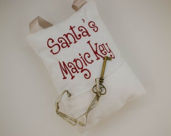 Santa's Magic Key Door Hanger, Skeleton key for Santa, Christmas door Decor, Fabric Door Decoration, Door Knob Pillow, Santa's Helper