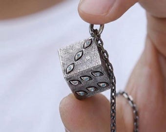 Collana Jujutsu Kaisen Prison Realm, collana con ciondolo a cubo anime, gioiello Gojo in scatola sigillata, regalo minimalista per cosplayer appassionati di anime