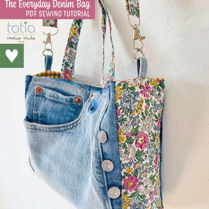 Puede incluir: Bolso tote de mezclilla hecho de jeans reciclados, con un panel de tela floral y un bolsillo de mezclilla. El bolso tiene una correa desmontable y herrajes metálicos. El texto de la imagen dice "The Everyday Denim Bag PDF Sewing Tutorial".