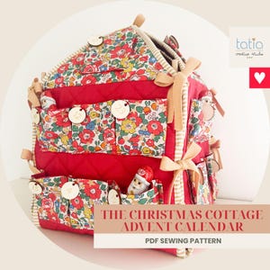 Puede incluir: Un calendario de Adviento de tela con forma de cabaña, con paneles acolchados rojos y bolsillos con estampado floral. Incluye lazos de cinta beige, pequeños discos de madera numerados y una figura de Santa Claus. El texto dice THE CHRISTMAS COTTAGE ADVENT CALENDAR PDF SEWING PATTERN.