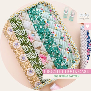 Puede incluir: Un estuche acolchado para ganchos de crochet con un diseño de patchwork. El estuche presenta varios patrones florales y botánicos en tonos verdes, rosas y beige. El texto "CROCHET HOOK CASE" y "PDF SEWING PATTERN" es visible.