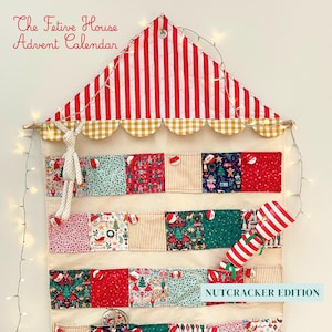Può includere: Un calendario dell'avvento in tessuto da appendere alla parete intitolato The Festive House Advent Calendar Nutcracker Edition. Presenta un tetto a righe rosse e bianche, un bordo smerlato a quadretti gialli e file di tasche colorate con bottoni numerati.