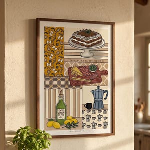 Puede incluir: Una impresión artística enmarcada con ilustraciones de comida italiana. La obra de arte incluye un pastel en capas, una tabla de embutidos, una botella de aceite de oliva, limones y una cafetera. El texto "ASSAPORA IL MOMENTO" es visible. Una planta en maceta y libros están en primer plano.