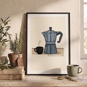 Può includere: Stampa artistica incorniciata con una caffettiera blu e una tazza di caffè nera. La frase italiana "Prendiamo un caffè" è stampata sotto. L'opera d'arte ha uno sfondo neutro.