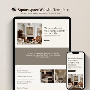 Peut inclure: Maquette numérique d'un modèle de site Web Squarespace pour les architectes d'intérieur et les studios créatifs. Le site Web est affiché sur une tablette et un smartphone, présentant des projets de design d'intérieur. Le texte dit : « Nous concevons des maisons avec clarté, chaleur et intention. »