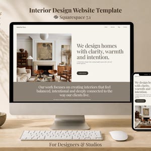 Peut inclure: Un écran d'ordinateur et un smartphone affichent un modèle de site web de design d'intérieur. Le site web présente un intérieur moderne avec le texte : « Nous concevons des maisons avec clarté, chaleur et intention ». Un clavier et une souris sont au premier plan.