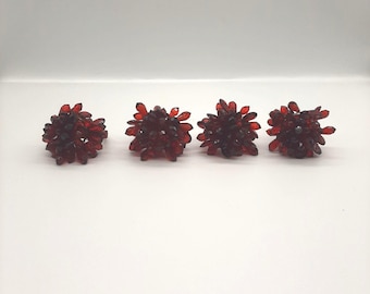 ルビーレッドのビーズ付きナプキンリング4個セット（花柄クラスターとゴールドのアクセント付き）