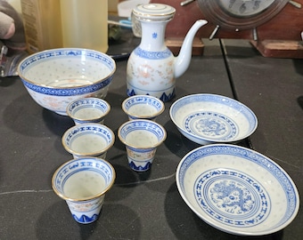 Juego de té y sake estilo chinoiserie con diseño de grano de arroz, azul, blanco y dorado, 9 piezas.