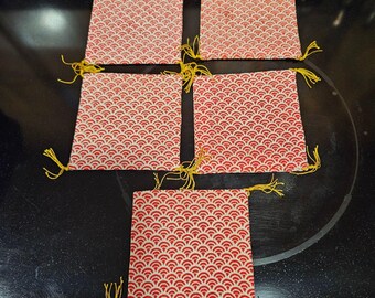 5 rote und weiße japanische Seigaiha-Stoffuntersetzer mit gelben Quasten, quadratisches Design