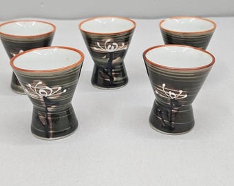 5 japanische Sake-Becher, mehrfarbig gewirbelt, weißes Blumenmuster, roter Rand, 2-Zoll-Sanduhr-Sockel