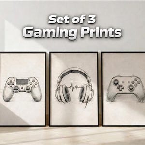 Könnte beinhalten: Set von 3 Gaming-Prints. Drei gerahmte Kunstdrucke mit schwarzen Rahmen. Jeder Druck zeigt eine Bleistiftskizze von Gaming-bezogenen Gegenständen: einem Gamecontroller, Kopfhörern mit einer Schallwelle und einem weiteren Gamecontroller. Die Drucke sind auf hellbeigem Hintergrund.